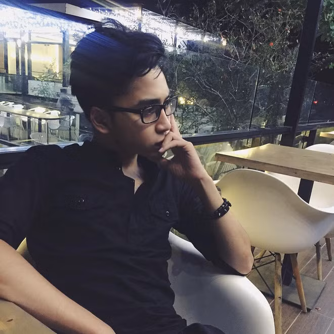 Theo dõi trang cá nhân của thầy giáo trẻ, có thể thấy đây là một chàng trai khá năng động, thích du lịch và gu ăn mặc cực ổn.