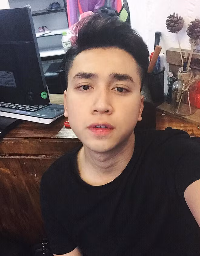 Sau khi được đăng tải trên một fanpage dành cho các cô nàng thích ngắm trai đẹp, những hình ảnh của thầy giáo trẻ này đã ngay lập tức nhận được hơn 24 ngàn lượt like và gần 2,5 ngàn lượt chia sẻ chỉ sau ít giờ đăng tải.