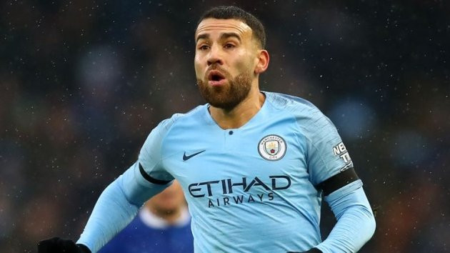 Nguồn tin từ Marca cho biết, PSG sẵn sàng chiêu mộ Nicolas Otamendi về Pháp với bản hợp đồng đầy hứa hẹn. Trong bối cảnh, cả Juventus và Atletico Madrid đều muốn có trung vệ "thất sủng" của Man City, nhà đương kim vô địch nước Pháp quyết tâm làm mọi cách để sớm có được Otamendi trong thời gian tới.