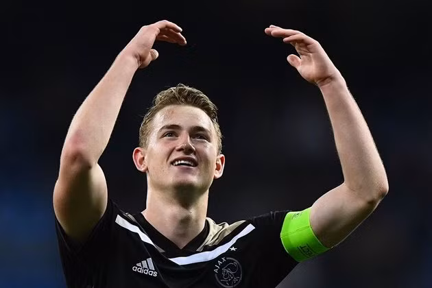 Thời gian qua, MU cùng ông lớn La Liga cùng tranh chấp tài năng hàng đầu Hà Lan, Matthijs de Ligt. Tới nay, cơ hội sở hữu trung vệ 19 tuổi đều chia đều cho cả 2 CLB. Song, mới đây, truyền thông Anh quốc bất ngờ cập nhật tin tức quan trọng liên quan đến tương lai trung vệ 19 tuổi và có lợi cho MU.