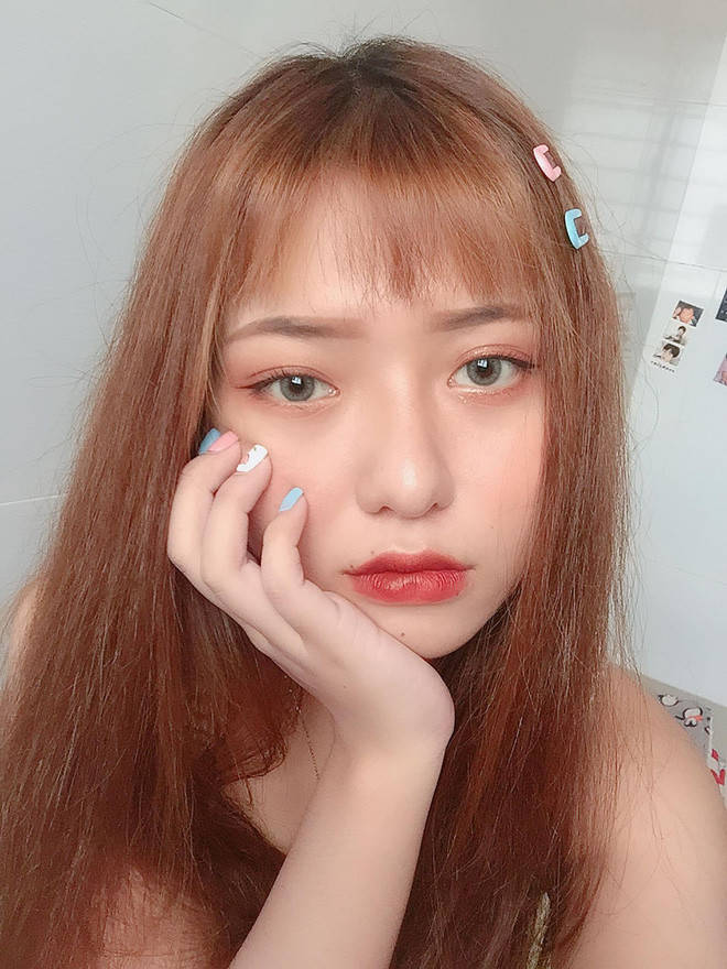 Màn "biến hình" của nữ sinh 2000 tên Kim Tuyến gây sửng sốt đến nỗi nếu không nói, chắc chắn ai cũng tưởng người trong 2 bức ảnh là hoàn toàn khác nhau.