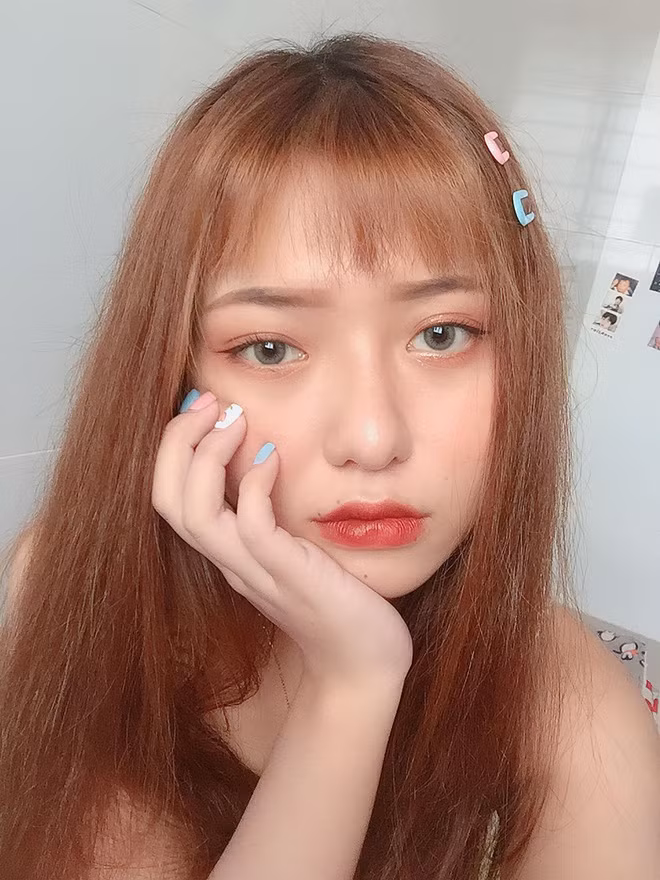 Màn "biến hình" của nữ sinh 2000 tên Kim Tuyến gây sửng sốt đến nỗi nếu không nói, chắc chắn ai cũng tưởng người trong 2 bức ảnh là hoàn toàn khác nhau.