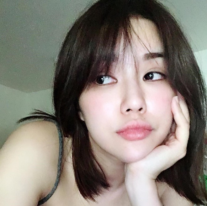 Chính nhờ cô nàng xinh đẹp này mà dù chỉ là một tiệm ăn vặt ven đường nhỏ nhưng quán takoyaki vẫn vô cùng đông khách. Thậm chí, nhiều người phấn khích còn gọi cô nàng này là "hot girl takoyaki".