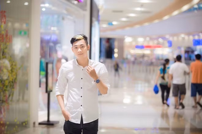 Tuấn Chinh là một đạo diễn trẻ khá tiềm năng với một số bộ phim ngắn được giới trẻ yêu thích như "Xin lỗi! Anh chỉ là thằng bán bánh giò!", "Ghét gió! Tại gió làm mắt cay" đã từng làm mưa làm gió trong cộng đồng mạng.