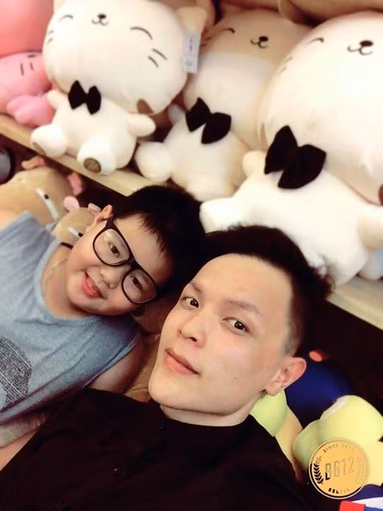 Bước qua khỏi mặc cảm về hình thể, Dũng tìm đến phòng tập gym và sau 11 tháng đổ mồ hôi trong phòng tập cùng với chế độ ăn uống hợp lý cậu bạn này đã giảm được 50 kg và có một cơ thể 6 múi khiến nhiều bạn nữ phải mê mệt.