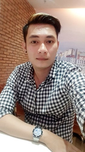 Qua nhiều lần tự tìm tòi, học hỏi trên mạng, Chinh dần biết cách lên kế hoạch ăn uống và tập thể dục đều đặn, bổ sung đầy đủ lượng protein cho cơ thể. Sau một năm ăn uống và luyện tập nghiêm túc, Chinh có màn lột xác ngoạn mục khi tăng được 18 kg. Hiện tại 9X cao 1,75 m, nặng 68 kg, đẹp trai không kém các hot boy.