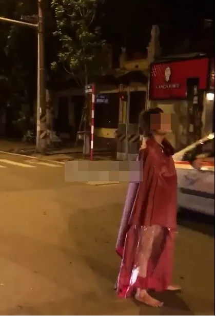 Mới đây, bức ảnh về một thiếu nữ Việt mặc áo mưa lang thang trên phố trong ngày trời khô ráo đã khiến nhiều người phải quay lại nhìn. Theo những người chứng kiến, cô gái này hoàn toàn không mặc đồ bên trong lớp áo mưa kia.