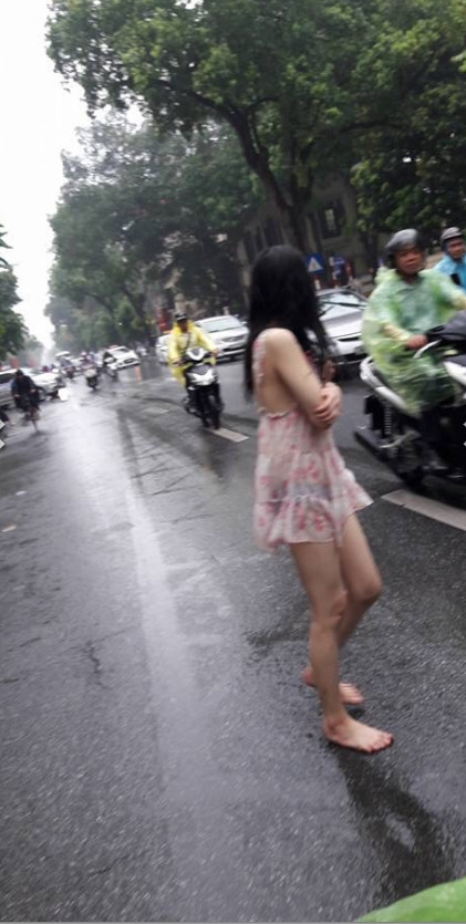 Trước đó, cũng tại Hà Nội nhiều người đã quay lại được clip một cô gái ăn mặc mỏng manh, đôi chân trần trụi không dép tắm mưa giữa đường phố.