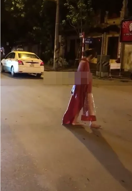 Sau khi bức ảnh của cô gái trẻ này được đăng tải trên mạng xã hội, rất nhiều những bình luận và chia sẻ đã được các bạn trẻ đưa ra. Đa số phỏng đoán cô gái này bị sự cố về trang phục nên mới phải mặc áo mưa "ngụy trang", số khác lại cho rằng chắc phải có uẩn khúc gì đó nên cô gái mới có hành động khó hiểu trên đường phố như vậy.