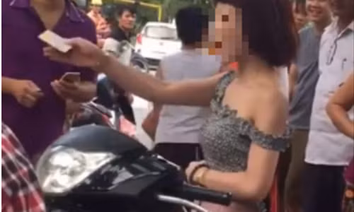 ... rồi múa may bên một gốc cây to và liên tục có những lời nói khó hiểu khiến nhiều người xúm lại để theo dõi.