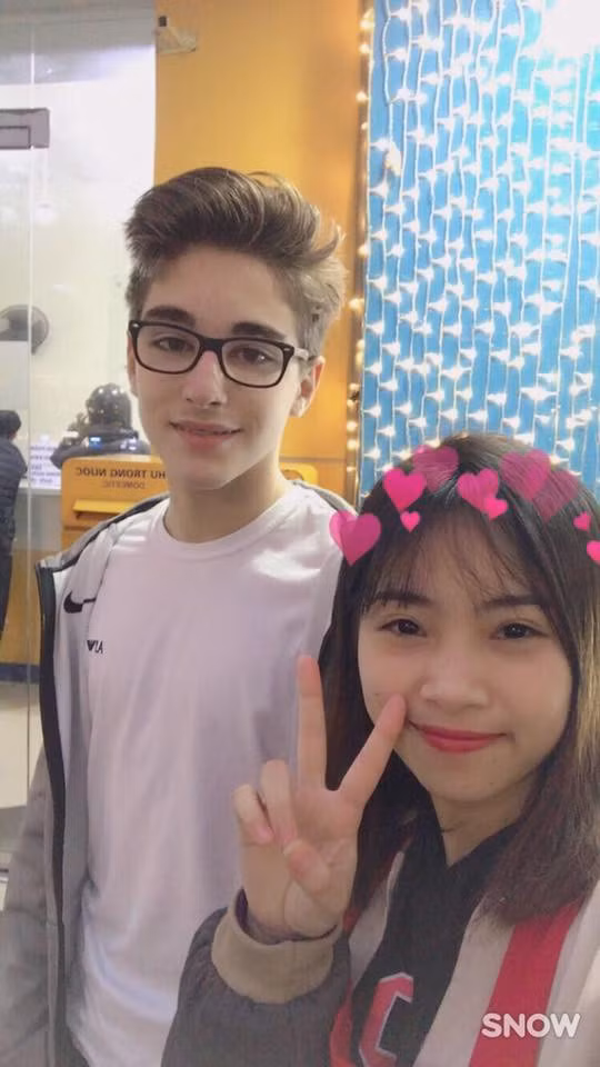 Theo lời tiết lộ của những người từng may mắn bắt gặp cậu bạn thì ngoài đời Emeric còn điển trai hơn trên TV rất nhiều. Cậu bạn cao khoảng 1m76 và có thể nói tới 6 thứ tiếng.