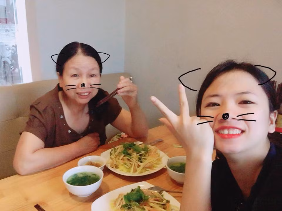 Sau hàng loạt các trào lưu khoe ảnh mặt mộc, khoe bố mẹ thời trẻ thì hôm nay cư dân mạng lại rầm rộ khoe ảnh "giống cha hơn hay giống mẹ hơn" trong nhóm kín trên mạng xã hội.