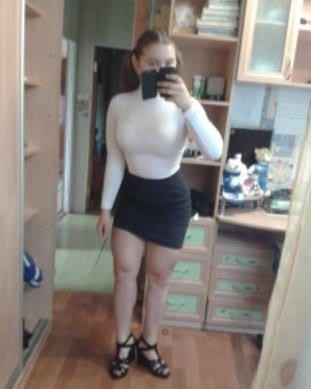 Thân hình đặc biệt đã giúp cô nàng rất được cư dân mạng quan tâm. Theo tiết lộ của Lisa Meszerina thì cô đã có thể gánh mức tạ 150 kg tức là hơn khối lượng cơ thể của mình rất nhiều.