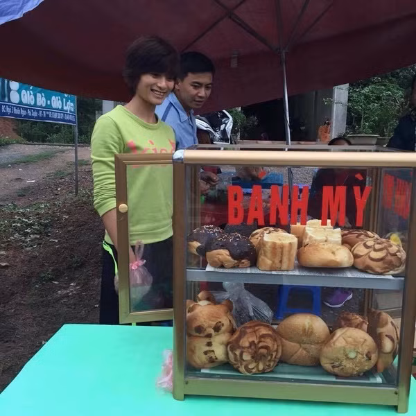 Thuong cam nu tuyen thu Viet Nam ban banh mi muu sinh