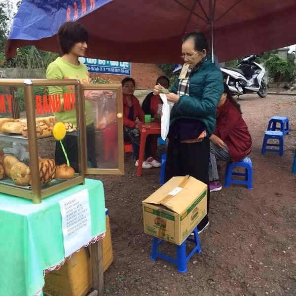 Thuong cam nu tuyen thu Viet Nam ban banh mi muu sinh-Hinh-2