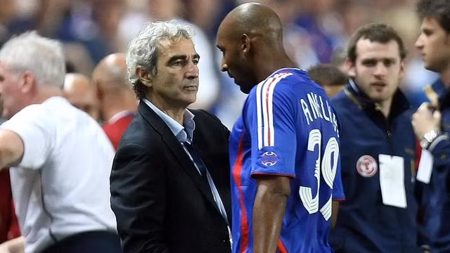 Nicolas Anelka từng buông lời sỉ nhục tới HLV của mình tại ĐT Pháp là Raymond Domenech hồi World Cup 2010.