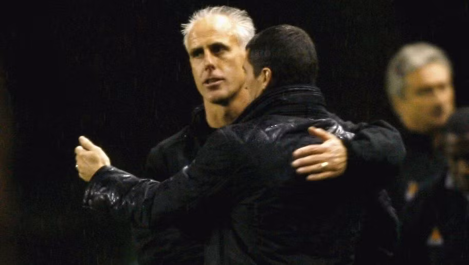 ​Sự nóng tính của Roy Keane thì chắc chẳng người hâm mộ nào còn lạ gì. Thời còn đang khoác áo của tuyển Ireland, cựu cầu thủ của Manchester United này đã từng mắng cả huấn luyện viên của mình lúc ấy là ông Mick McCarthy