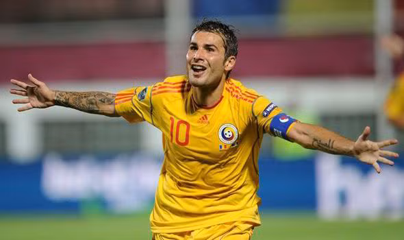 Tuyển thủ người Romania không chỉ buông lời trách móc mà còn chế ảnh người thầy của mình tại ĐTQG thành nhân vật hài hước Mr.Bean.