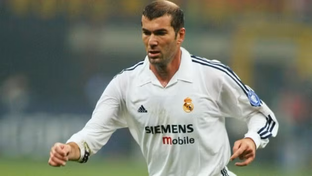 Zinedine Zidane từng đem về chức vô địch Champions League 2001/02 cho Real Madrid bằng cú volley đẹp mắt. Sau đó 14 năm, cũng chính huyền thoại người Pháp trở lại và ngay lập tức giúp đội bóng Hoàng gia lần thứ 11 lên ngôi tại đấu trường châu lục.