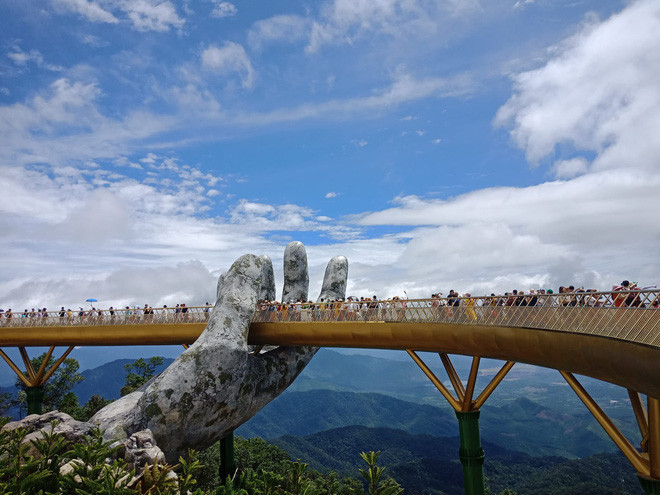 Bức ảnh ngay khi được đăng tải vào một group kín đã thu hút sự chú ý của dân mạng và khởi xướng cho những tranh luận. Nhiều ý kiến cho rằng người đưa ra sự so sánh này không công bằng với chiếc cầu vì đây là hai góc chụp khác nhau, tuỳ từng thời điểm lượng người trên cầu sẽ đông hoặc vắng sẽ cho ra những bức ảnh rất... khác nhau.