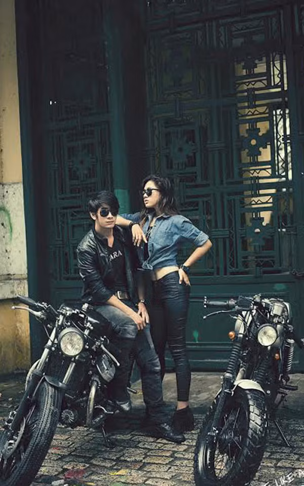 "Khi cưới, Châu nảy ra ý định chụp ảnh với mô tô và tổng hợp các tấm ảnh 2 đứa chụp với mô tô từ lúc quen nhau tới khi cưới thành 1 album. Bên cạnh đó, mình vẫn thực hiện bộ ảnh cưới mang đậm nét hiện đại của các cô dâu, chú rể như bây giờ", Minh Ngọc chia sẻ.