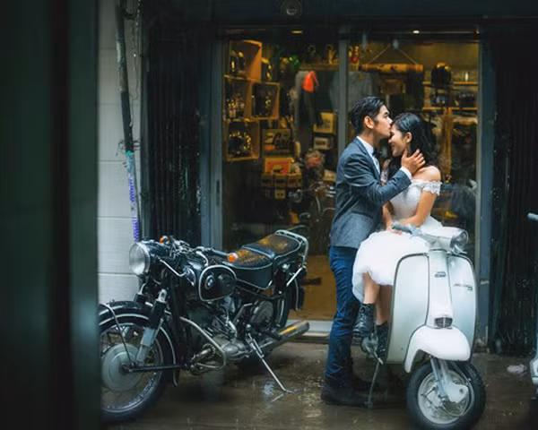 Mới đây, chàng thợ xăm và cô stylist khiến giới trẻ một lần nữa phải nhớ tới mình cho đăng tải bộ ảnh cưới bên xe độ khá độc lạ và hết sức ngầu của mình.