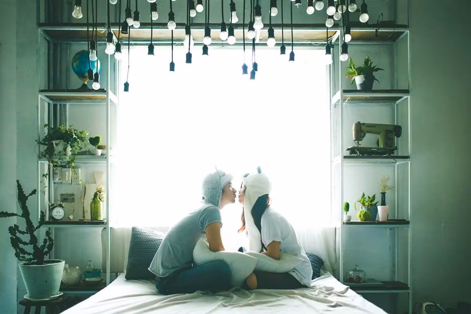 Họ quyết định sẽ tổ chức đám cưới vào 19/11 tại Sài Gòn. Sau đó, tháng 12 họ ra Hà Nội tổ chức hôn lễ truyền thống ở quê của Hồ Minh Ngọc.