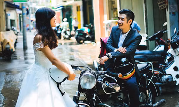 Từ khi yêu, Minh Ngọc và Bảo Châu thường tham gia các cuộc dạo chơi với bạn bè cùng chung sở thích đam mê xe độ và chụp hình.