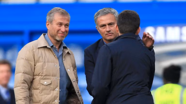 Ông chủ Abramovich mời Mourinho ăn tối: Theo tin chuyển nhượng cầu thủ từ The Sun, tỷ phú người Nga, Abramovich có kế hoạch ăn tối với Jose Mourinho sau đại chiến Chelsea vs MU ở Stamford Bridge. Lời mời của ông chủ Chelsea với Mourinho đến trong thời điểm nhạy cảm, khi HLV Conte đang chịu nhiều sức ép, râm ram tin đồn bị sa thải, do kết quả thi đấu của nhà vô địch Ngoại hạng Anh kém ấn tượng. Ảnh: The Sun