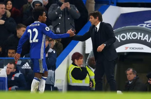 Conte bị học trò chê khó gần, không như Mourinho: Theo tiết lộ của Willian, ngoài những gì cần truyền đạt trong lúc tập cũng như thi đấu thì thuyền trưởng Antonio Conte hầu như không bao giờ nói chuyện với các cầu thủ Chelsea. Nhà cầm quân người Ý đang gặp nhiều sức ép trong mùa giải thứ 2 ở Stamford Bridge. Và trước trận đấu quan trọng với M.U, Willian đã "nói xấu" ông thầy hiện tại của mình, cho hay Conte xa cách với các cầu thủ Chelsea. Điều này khác hẳn với thời Mourinho, vốn được biết đến khá thân thiết với học trò. Ảnh: Mirror