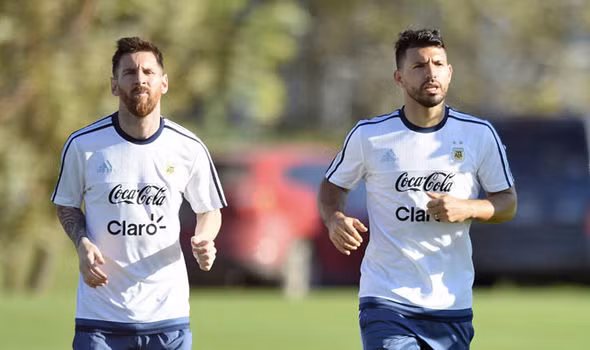 Messi ngăn Aguero đừng đến Real Madrid: Trong lúc Ronaldo không còn là chính mình, Benzema mới chỉ ghi được 1 bàn, còn Bale thường xuyên làm "thương binh" khiến Chủ tịch Perez rất sốt ruột về kết quả thi đấu có phần ảm đạm của Real Madrid kể từ đầu mùa. Diario Gol đưa tin, ông trùm này đã đưa tay săn bàn chủ lực Man City - Sergio Aguero vào đầu danh sách "theo dõi", muốn mang về sân Bernabeu. Ảnh: Diario Gol