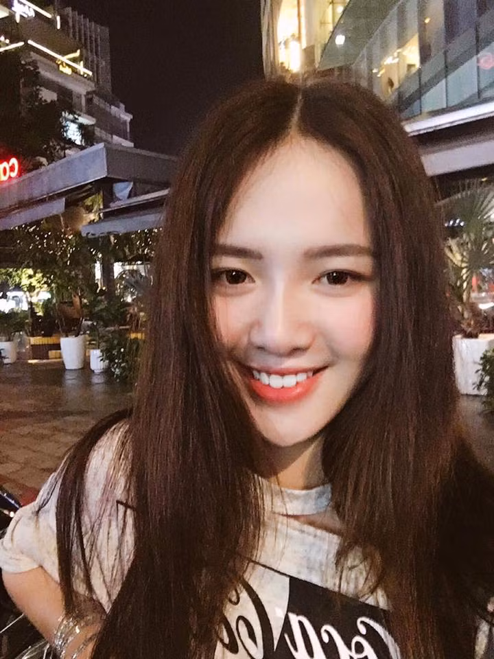 Nụ cười tươi là điểm sáng chói lọi trên gương mặt ưa nhìn giúp Phương Ngân ăn điểm trong mắt nhiều người.