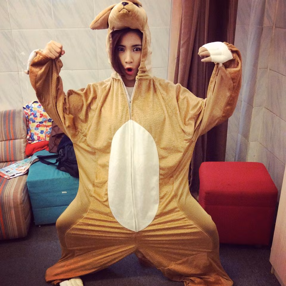 Hòa Minzy mặc áo chuột túi và chụp ảnh ngộ nghĩnh.