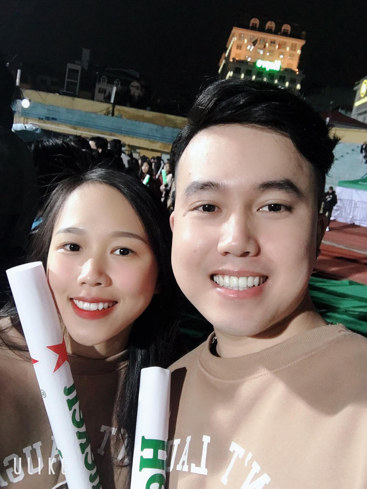 Loạt ảnh giả gái vui được chụp cách đây đã mấy tháng nhân dịp một người bạn của H để lại bộ tóc giả chỗ anh chàng và chính bạn gái của H là người đã make-up giả gái cho anh chàng.