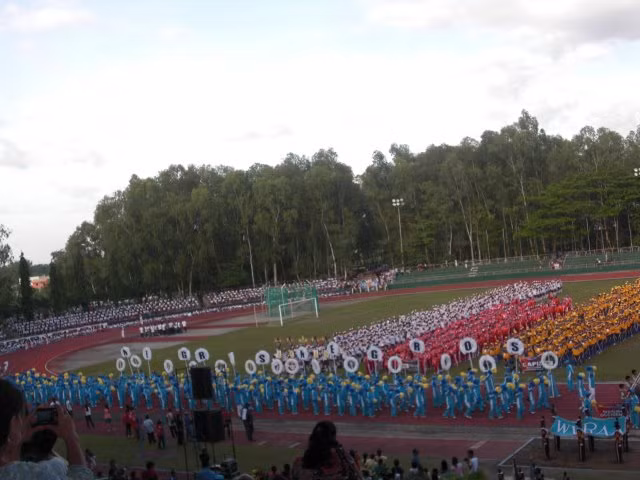 CĐV đội khách muốn vào sân Panaad phải băng qua con đường mòn không khác gì đi thám hiểm rừng rậm.