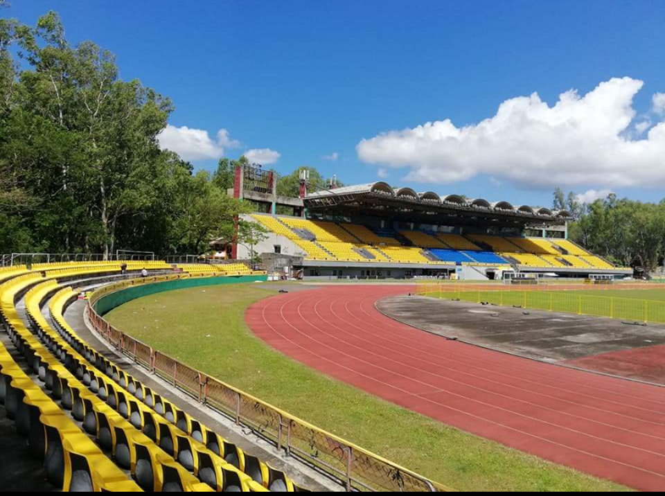 Bao quanh sân Panaad là rừng bạch đàn, tạo cảm giác âm u, tĩnh mịch và hơi rợn tóc gáy về đêm.