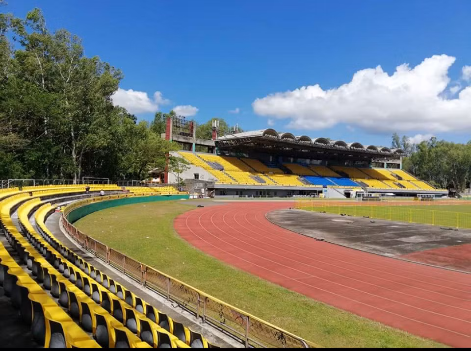 Bao quanh sân Panaad là rừng bạch đàn, tạo cảm giác âm u, tĩnh mịch và hơi rợn tóc gáy về đêm.