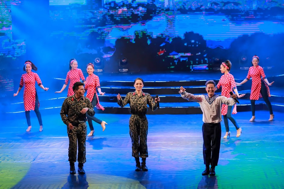 Nếu theo dõi ca sĩ Hương Giang Idol tại các sự kiện cũng như trên trang cá nhân, khán giả sẽ quen mắt với hình ảnh một cô ca sĩ dịu dàng nữ tính trong những chiếc đầm dạ hội. Tuy nhiên, mới đây xuất hiện trong chương trình Gala kỷ niệm 5 năm ngày lên sóng của kênh truyền hình QPVN, Hương Giang đã cho nhiều người thấy một hình ảnh của mình rất khác trong bộ quân phục đặc công.