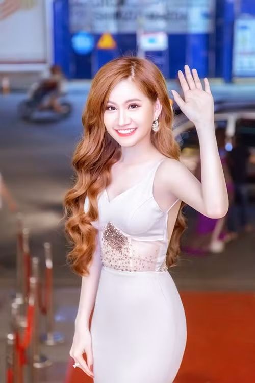 Dù nhận được ý kiến trái chiều về màn đập lợn tiền tỷ của mình nhưng dân mạng vẫn không ngừng tìm kiếm chân dung thiếu nữ vừa xinh vừa giỏi kiếm tiền này.