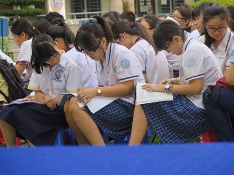 Kỳ thi sẽ diễn ra trong hai ngày 11 và 12/6 với ba môn ngữ văn (120 phút), toán (120 phút) và ngoại ngữ (60 phút). Riêng khối 10 chuyên sẽ thi thêm môn chuyên vào chiều 12/6. Môn thi đầu tiên sáng nay là môn ngữ văn.