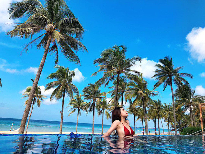 Thiên An không chỉ sở hữu chiều cao nổi bật mà còn ghi điểm bởi gương mặt sắc sảo, nụ cười duyên và sống mũi thẳng tấp.