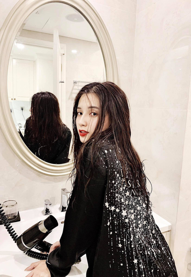 Vào vai nữ chính trong MV Sóng gió gây sốt, Thiên An được đánh giá là diễn xuất có hồn, những phân đoạn cần cảm xúc đều làm rất mượt, có đôi mắt điện ảnh...