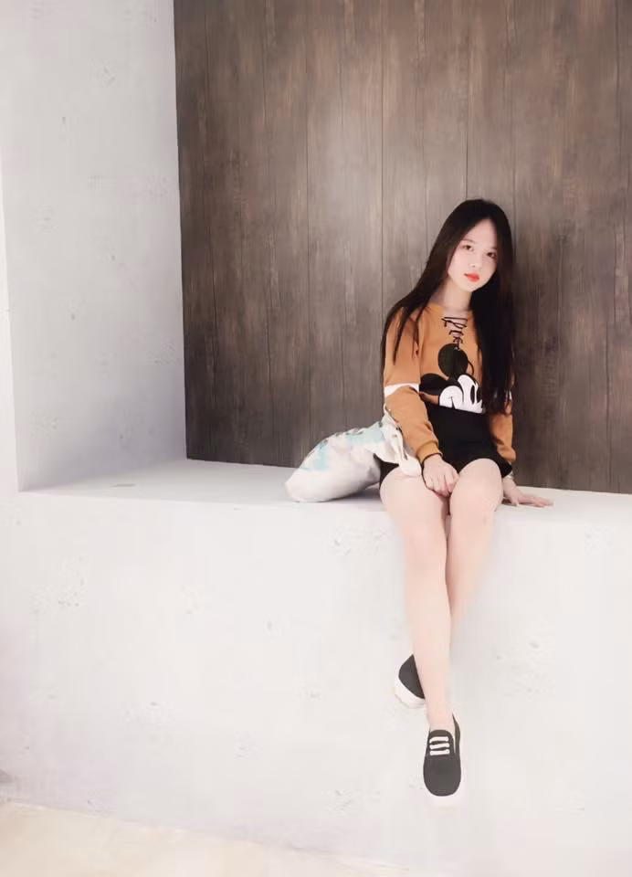 Theo một số bình luận và nhận xét của bạn bè Phương Ngân trên trang cá nhân của cô bạn này thì không chỉ xinh đẹp, Ngân còn tạo ấn tượng tốt với nhiều người nhờ năng nổ trong các hoạt động ngoại khóa, biểu diễn văn nghệ và hoạt động đoàn đội tại trường.