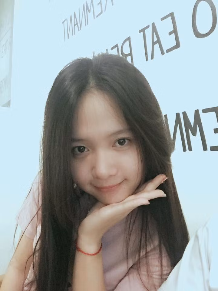 Sau khi bất ngờ nổi tiếng với bức ảnh selfie tại sân bóng, Phương Ngân tỏ ra rất bất ngờ vì hình ảnh đời thường của mình được nhiều người chú ý. Cũng chỉ sau ít giờ được nhiều người chú ý tới trang cá nhân của nữ sinh lớp 12 trở nên khá "hot" khi có hơn 124.000 người theo dõi.