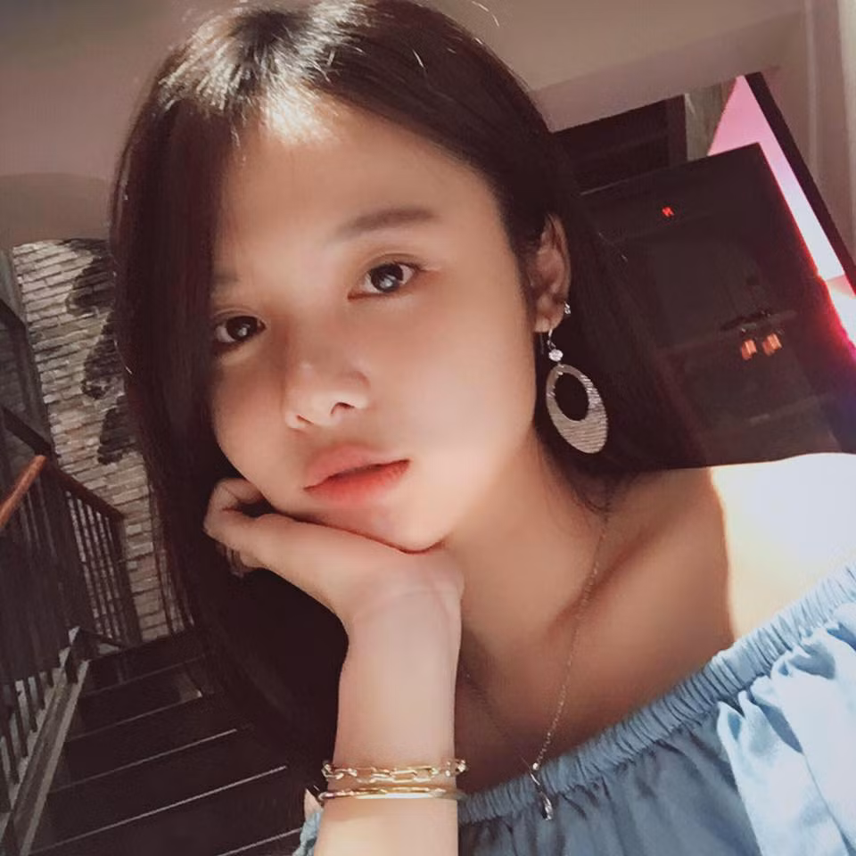 Cô hot girl Sài thành nổi tiếng nhờ bức ảnh selfie nơi sân bóng vừa qua có tên đầy đủ là Nguyễn Thị Phương Ngân (sinh năm 1999) hiện là học sinh lớp 12 trường THPT Trí Đức TP HCM.