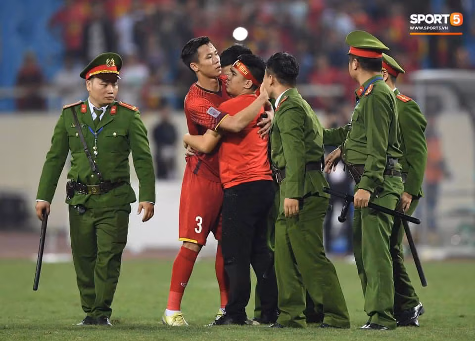 Hanh dong dep cua doi truong doi tuyen Viet Nam sau tran tai dau Philippines-Hinh-2