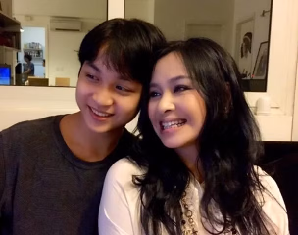 Khác với Thiện Thanh thường xuyên xuất hiện cùng mẹ tại các sự kiện lẫn trên sân khấu thì Đăng Quang lại có cuộc sống khá thầm lặng.