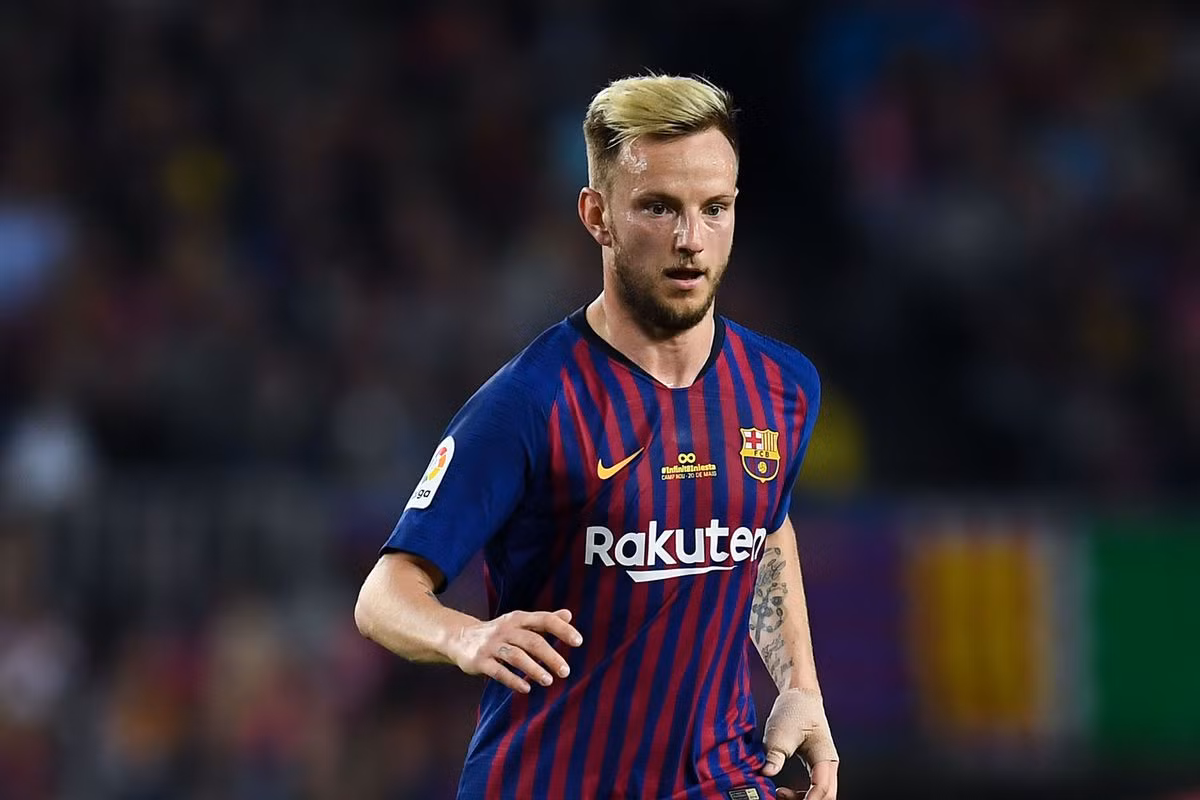 Ivan Rakitic sẽ không rời Barca. Tiền vệ người Croatia vừa khẳng định tiếp tục gắn bó với CLB chủ sân Nou Camp. Trước đó, Rakitic được cho là lần lượt nhận những đề nghị từ MU rồi PSG.
