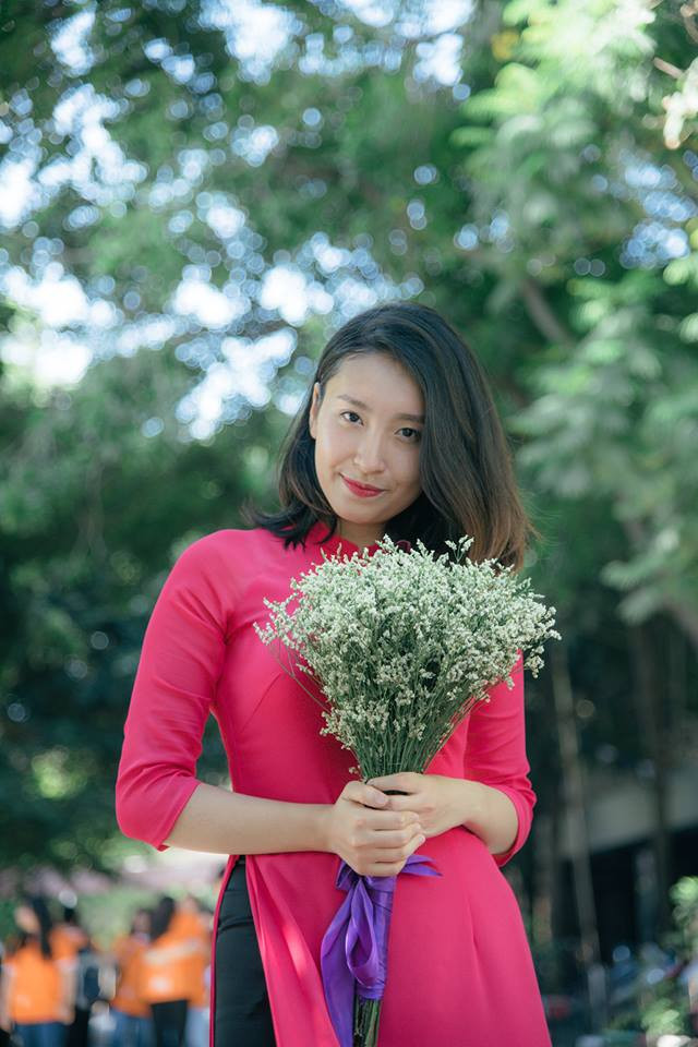 Tuy nhiên với chí óc nhanh nhạy, tiếp thu bài tốt, chỉ mất 1,2 clip đầu Phương Hà phải đi nhờ vả thì sau đó cô nàng đã tự tay dựng và xử lý những cảnh trong clip tốt hơn. Tất cả đều được nữ sinh ĐH Ngoại Thương này mày mò tự học trên Youtube và hỏi người quen.