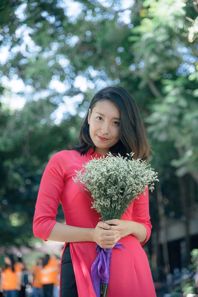 Tuy nhiên với chí óc nhanh nhạy, tiếp thu bài tốt, chỉ mất 1,2 clip đầu Phương Hà phải đi nhờ vả thì sau đó cô nàng đã tự tay dựng và xử lý những cảnh trong clip tốt hơn. Tất cả đều được nữ sinh ĐH Ngoại Thương này mày mò tự học trên Youtube và hỏi người quen.